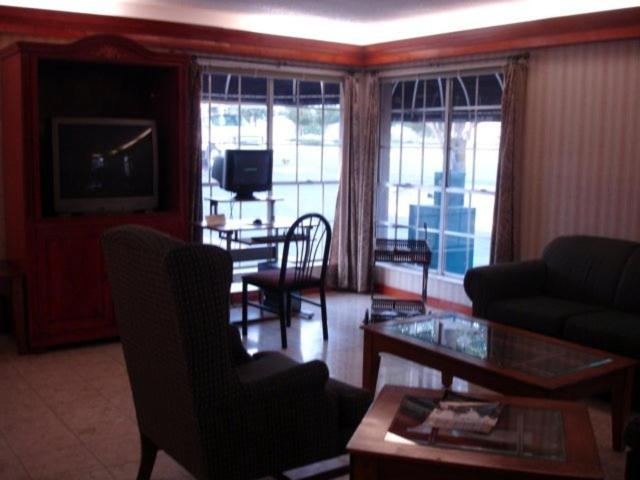 Public Area, Stratford House Inn and Suites, Bell