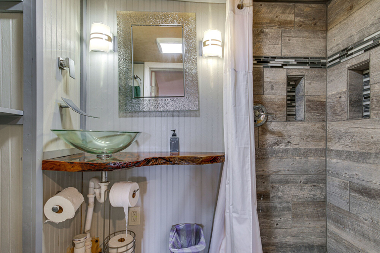 Bathroom 4, Pet-Friendly Lakehouse: View Tower + Fire Pit!, Saluda