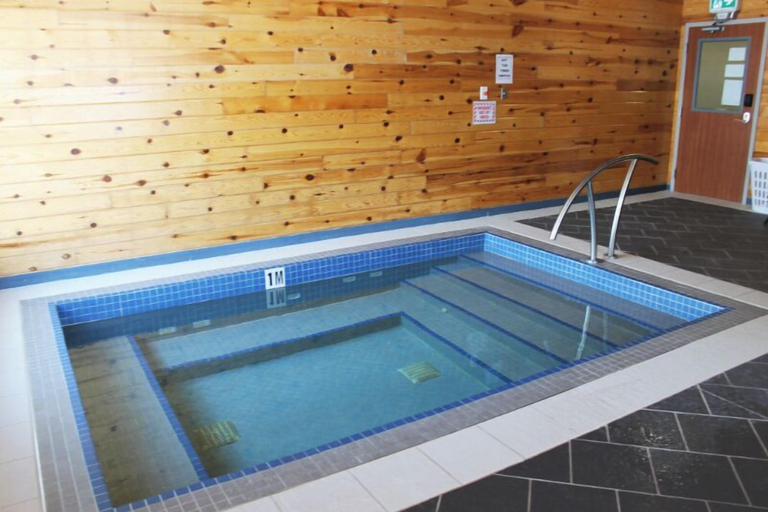 Sport & Beauty, Roadhouse 52 Inn & Suites, Division No. 2