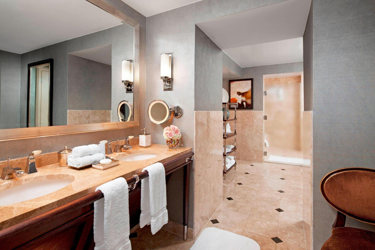 Bathroom 5, Houston Grand Hotel - River Oaks, Houston