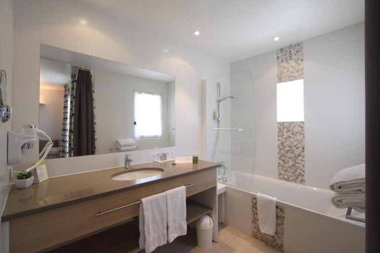Bathroom 4, Val Baussenc, The Originals Relais (Relais du Silence) , Bouches-du-Rhône