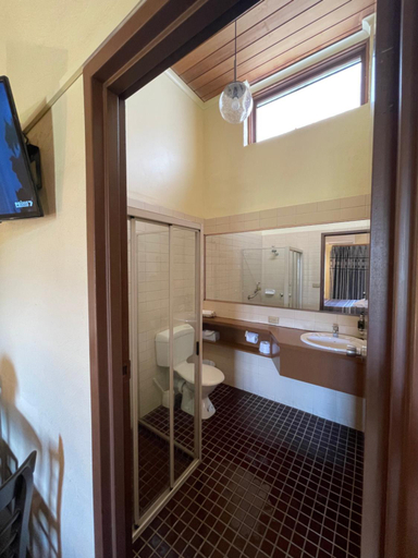 Bathroom 3, Mountain Creek Motel, Alpine - East