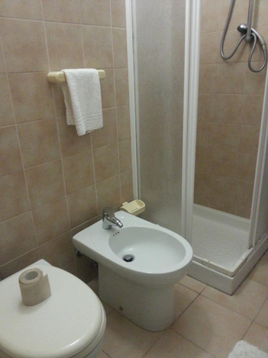 Bathroom 3, Spinnaker, Oristano