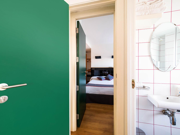 Bathroom 3, Hostal Athenas, Barcelona