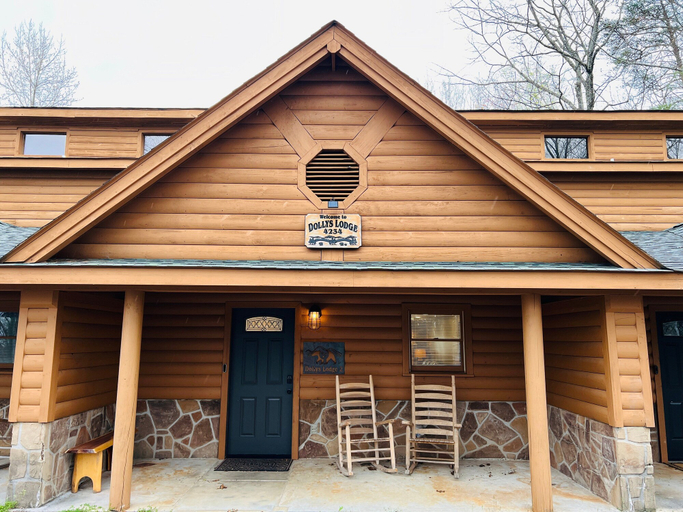 Exterior & Views 2, Dolly's # 2, Sevier
