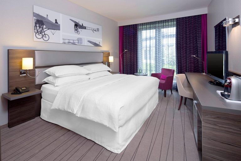 Bedroom 2, Sheraton Düsseldorf Airport, Düsseldorf