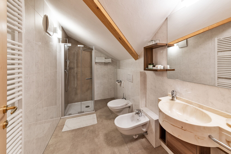 Bathroom 5, Hotel Sun, Bolzano