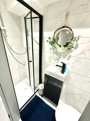 Bathroom 3, Inviting Studio Flat at Lewisham Way, Se14 London, London