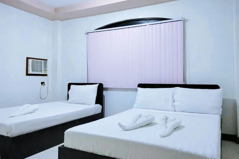 Bedroom 3, RedDoorz @ Coco Grove Tourist Inn, Dauis