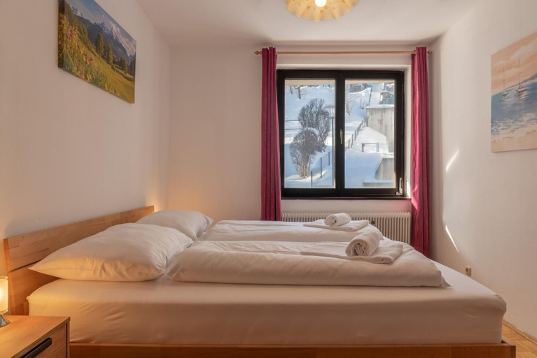 Room 5, Apartment Six T Nine Balcony Near ski Lift, Zell am See