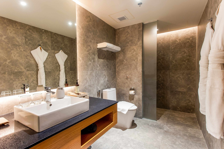 Bathroom 15