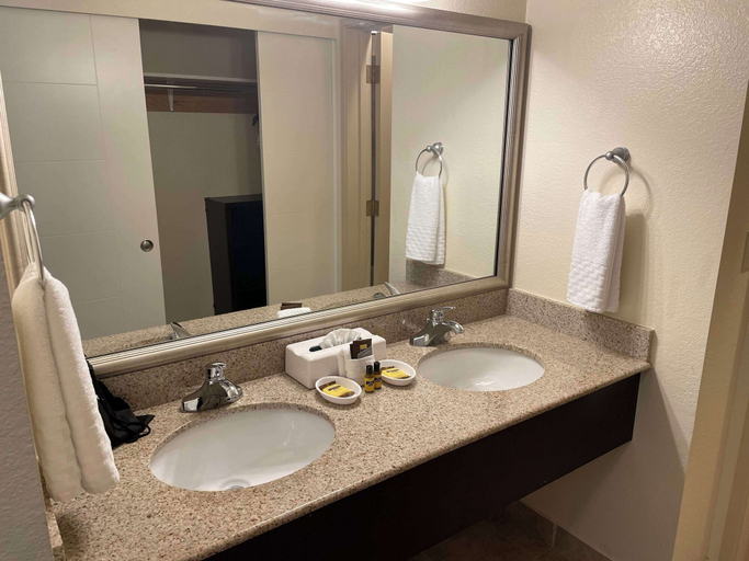 Bathroom 5, Best Western Plus Edmonds Harbor Inn, Snohomish