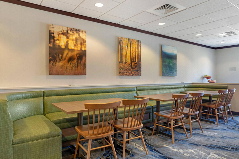 Food & Drinks 5, Fairfield Inn Suites Rockford, Winnebago