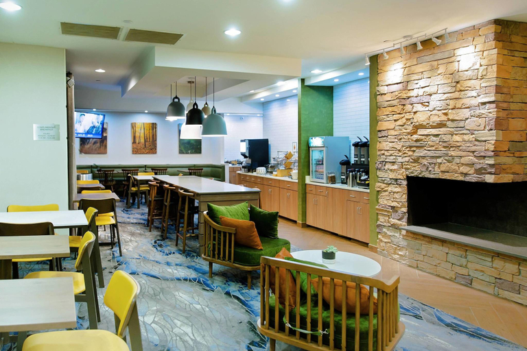 Food & Drinks 5, AmericInn by Wyndham Hays, Ellis