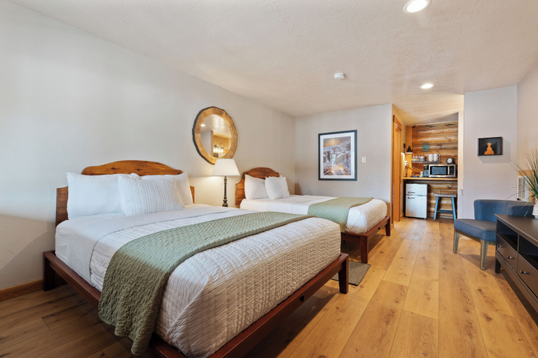 Bedroom 3, Duck Creek Village Inn, Kane