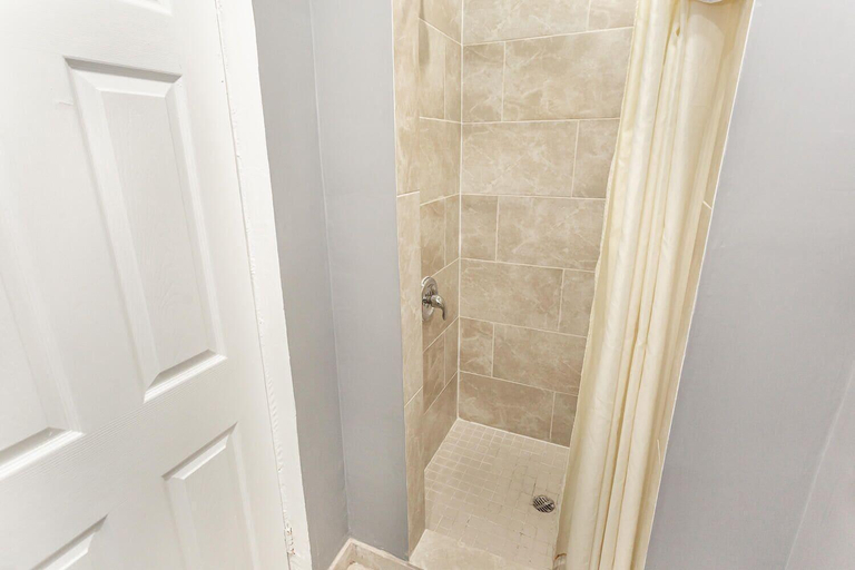Bathroom 4, Haven Inn, Hamilton