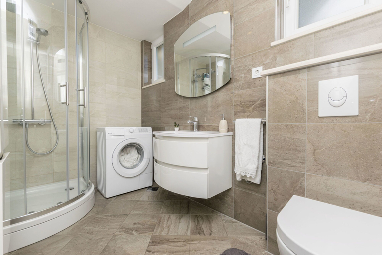Bathroom 4, Villa Maja, Okrug