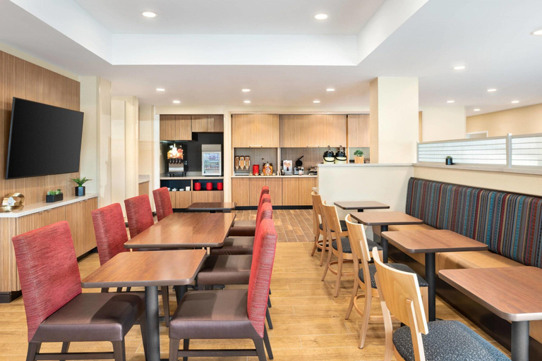 Food & Drinks 5, TownePlace Suites by Marriott Milwaukee Grafton, Ozaukee