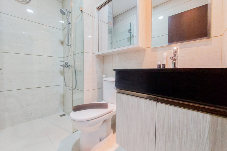 Bathroom 5, Compact and Homey Studio at Brooklyn Alam Sutera Apartment By Travelio, Tangerang