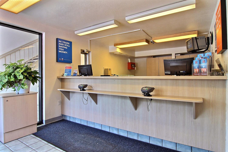 Public Area 2, Motel 6 Merrillville, IN, Lake