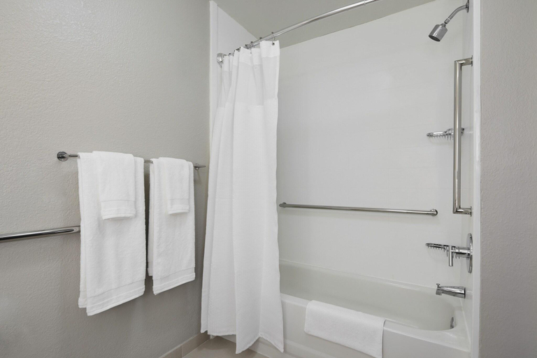Bathroom 5, Courtyard by Marriott Norfolk Downtown, Norfolk