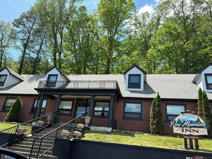 Exterior & Views 1, Pine Mountain Inn, Bell