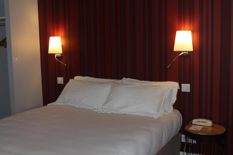 Bedroom 3, Logis Hôtel les 3 Rois, Indre