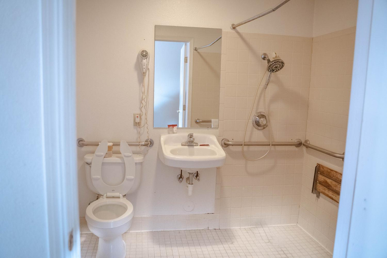 Bathroom 2, Haysville Express Inn, Sedgwick