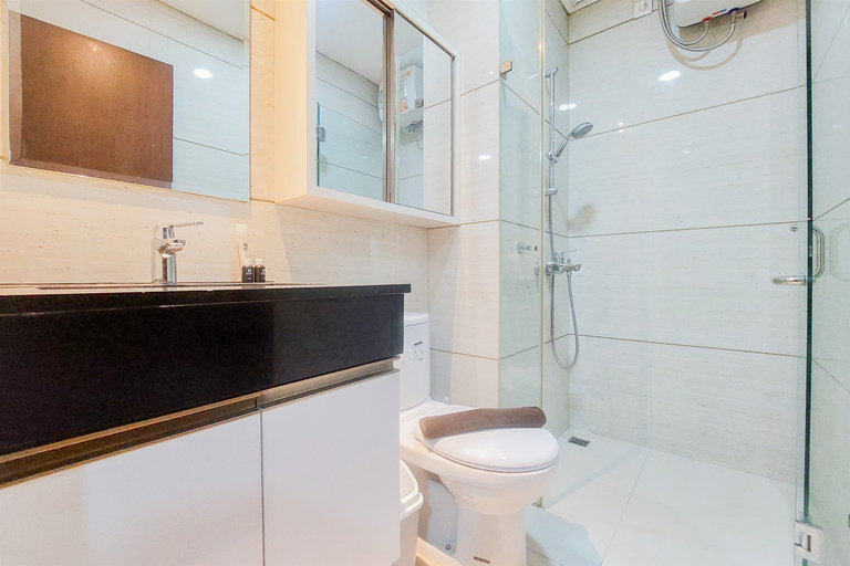Bathroom 5, Simply Look Studio at Brooklyn Alam Sutera Apartment By Travelio, Tangerang