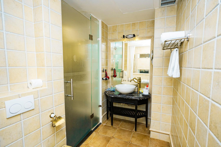 Bathroom 18
