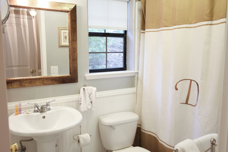 Bathroom, Drakeslanding Inn, Fresno