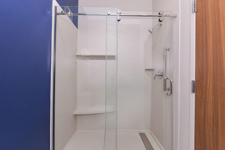 Bathroom 4, Fairfield Inn & Suites Arlington Near Six Flags, Arlington