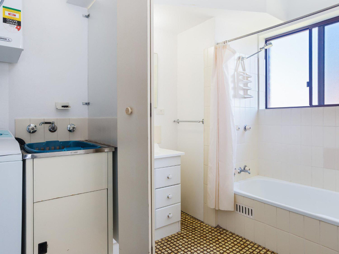 Bathroom 2, Commodore 9 so close to the waters egde, Port Stephens