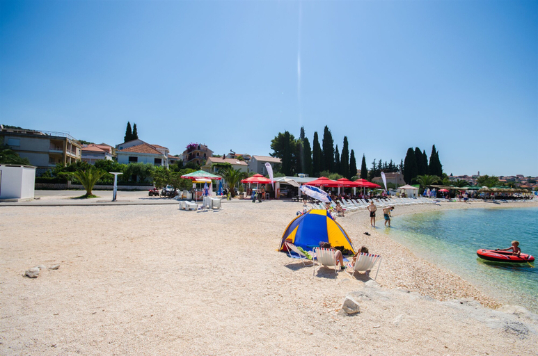 Others 5, Villa Maja, Okrug