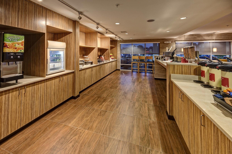 Food & Drinks 4, TownePlace Suites by Marriott Auburn, Lee