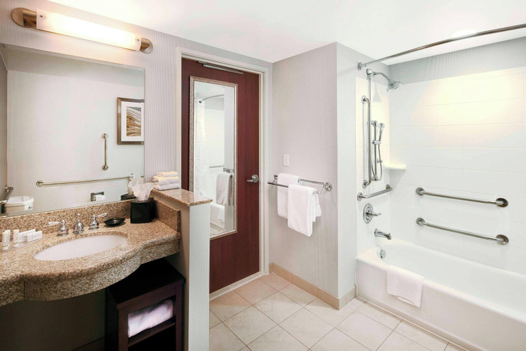 Bathroom 5, Courtyard Indianapolis Downtown, Marion