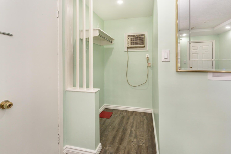 Bathroom 5, Haven Inn, Hamilton