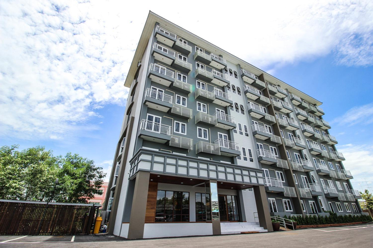 Exterior & Views 12