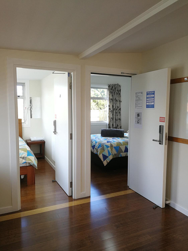 Others 3, Oxford Queenette Backpackers, Waimakariri