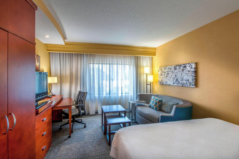 Bedroom 3, Courtyard Greensboro Airport, Guilford