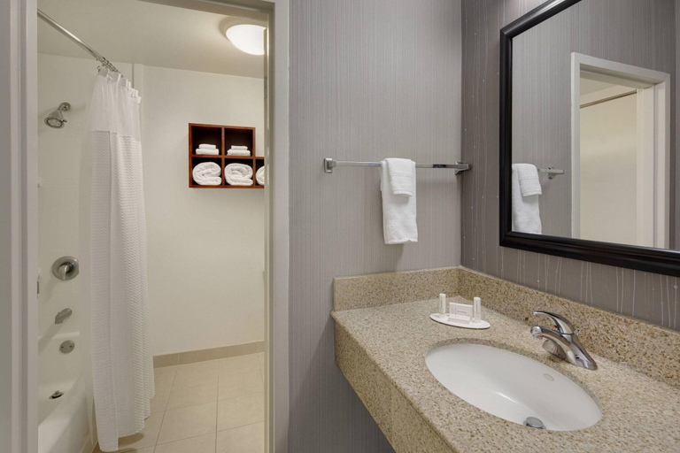 Bathroom 5, Courtyard Atlanta Marietta/I-75 North, Cobb