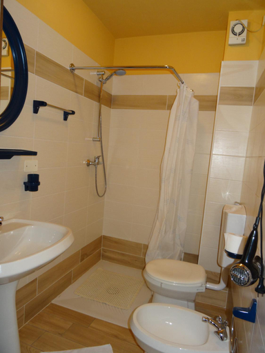 Bathroom 3, Hotel Galles, Udine