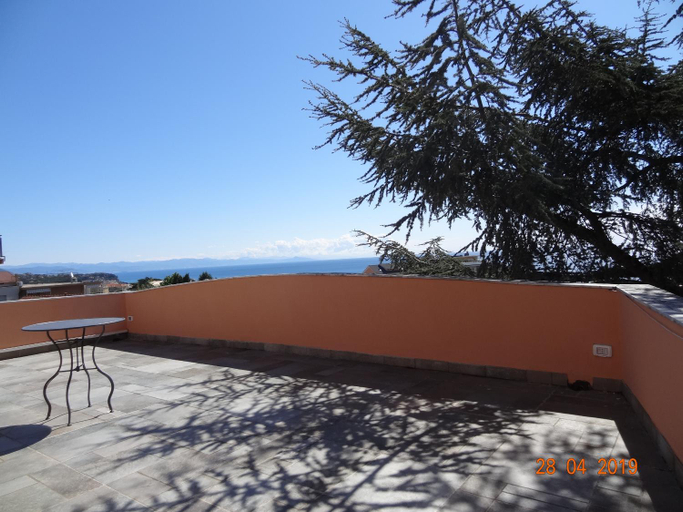 Others 5, Bed&BluUp, Savona