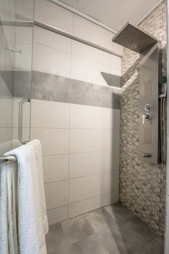 Bathroom 5, Le Grand Bleu Hotel