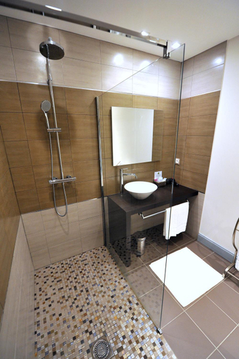 Bathroom 3, Logis Hotel l'Epicurial, Gironde