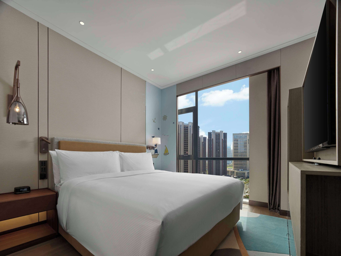 Bedroom 4, Doubletree By Hilton Yantai Golden Coast Hotel & Suites, Yantai