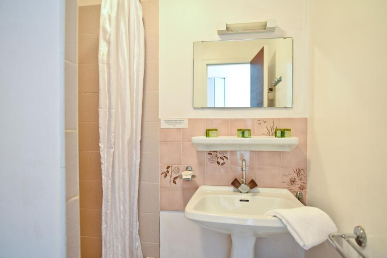 Bathroom 4, Logis Hotel Baratxartea, Pyrénées-Atlantiques