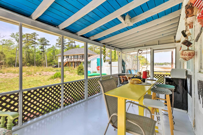 Food & Drinks, Oceanfront White Stone Cottage w/ Private Beach!, Lancaster