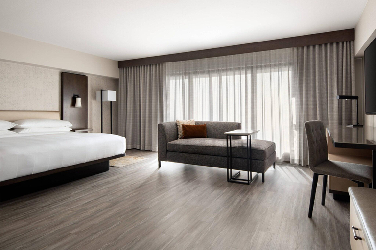 Bedroom 4, Marriott Riverside at the Convention Center, Riverside