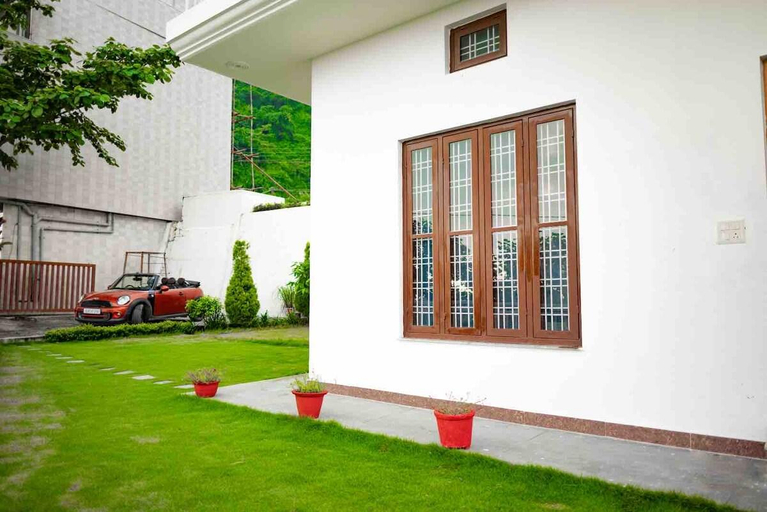 Exterior & Views